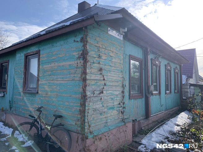 Дом, в котором живет семья Голубович и карпы | Источник: Татьяна Ирискина / NGS42.RU