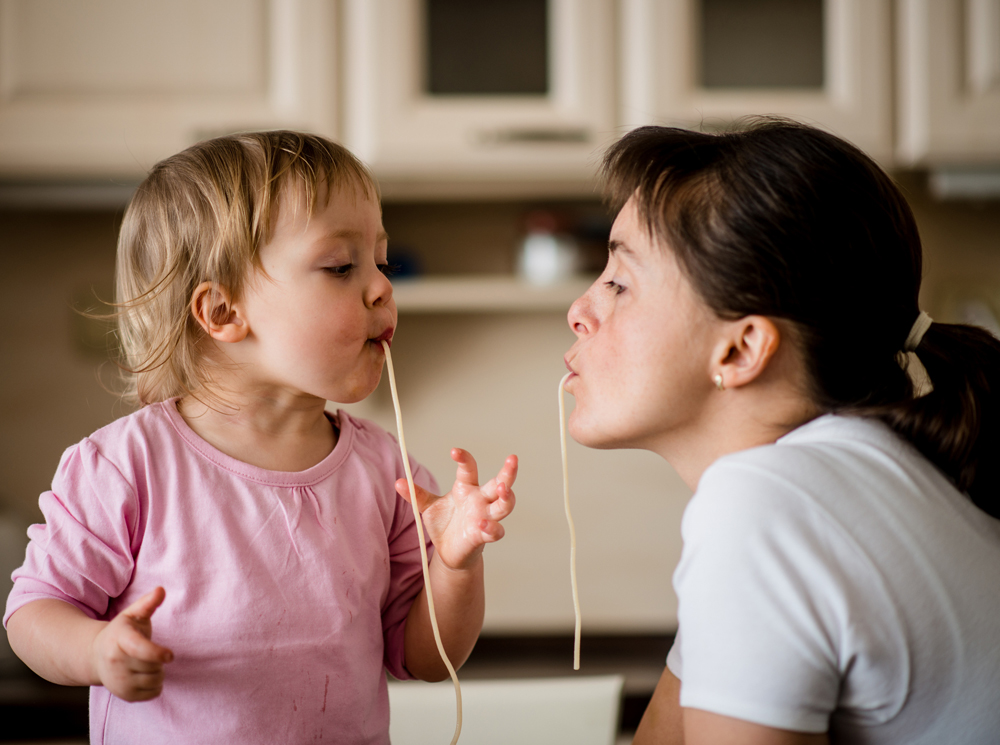 Без слез и капризов: когда и как приучать ребенка к взрослой еде | marieclaire.ru