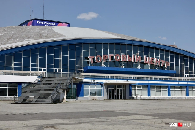 Долгие годы верхушку купола обрамляла надпись «Ариант», затем ее сменили на «Челябинск Танкоград». Теперь купол украшает «Культурная столица 2027» | Источник: Наталья Лапцевич 