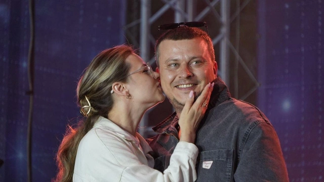 «Хочу подарить тебе свою фамилию». Шелеховчанин сделал предложение любимой на концерте группы «Город 312» | Источник: «НТС | Новости Иркутска и Иркутской области» / Telegram