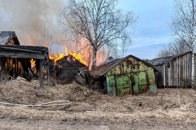 В Мирном горели гаражи, рядом были дети