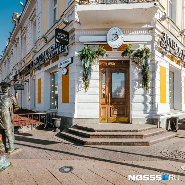Заведение расположилось рядом с памятником Городовому | Источник: Кирилл Башинский / NGS55.RU