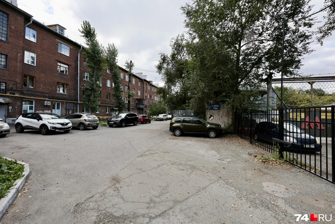 Дом на Свободы, 74 построили для управленцев Челябинского тракторного завода, да и теперь здесь живут в основном люди небедные | Источник: Наталья Лапцевич