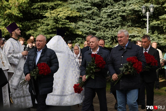 На панихиду приехали губернатор Ярославской области Михаил Евраев и президент клуба «Локомотив» Юрий Яковлев | Источник: Александр Куренной / 76.RU