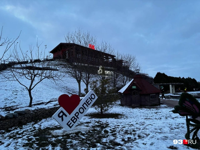 На холме есть ресторан | Источник: Алина Лустина / 93.RU