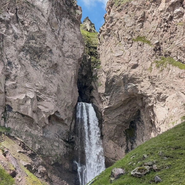 А это гора Эльбрус | Источник: dimonddv_444 / Instagram.com*