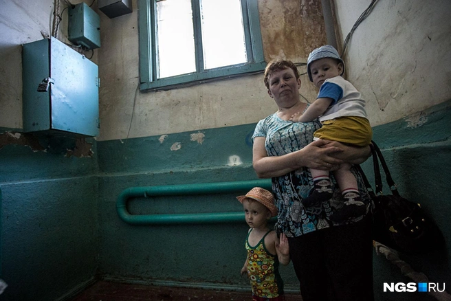 В числе первых компания должна была расселить дом по адресу ул. Никитина, 156. Первый этаж здесь кирпичный, верхний деревянный. «У меня дети еще в школе учились, стена сгнила, года четыре я ходила, заявления собирала, — вспоминает Татьяна Ивановна Иванова. — В 2012 или в 2013 году, в холод уже, в ноябре положили брус. Крышу перекрывали примерно тогда же, но толку от этого никакого».