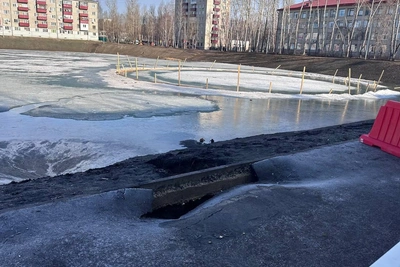 Утиный пруд в Тюмени: новый асфальт размыло после зимы