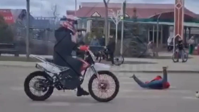 В Башкирии сбили ребенка на мопеде — видео В Башкирии сбили ребенка | Источник: БашДТП / Т.me