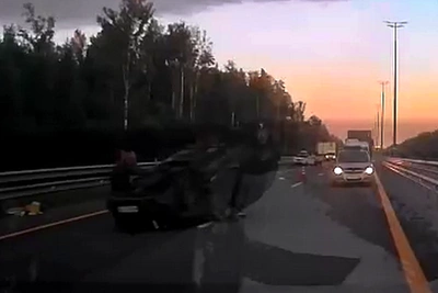 Авария с перевертышем на М-11 затруднила движение к Петербургу
