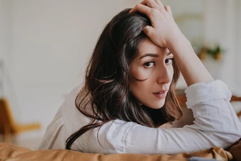 «В 35 лет осознала, что работаю на нелюбимой работе, встречаюсь с женатым мужчиной и имею большие долги. И вдруг узнаю про бесплодие…»