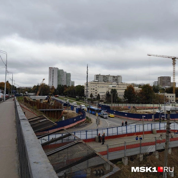 Затем по путепроводу автомобилисты будут поворачивать налево к новой развязке, будет доступен и более прямой поворот направо к станции метро | Источник: Игорь Мещанев / MSK1.RU
