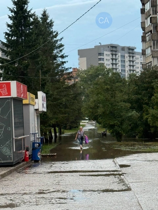 Новосибирцам приходится идти прямо через лужи | Источник: Сообщество Академгородка | Новосибирск / vk.com