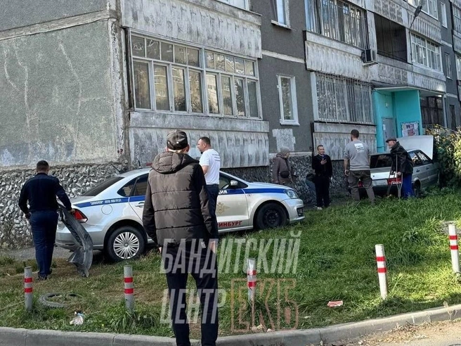 Из машины вытащили подростков | Источник: Бандитский центр Екб / T.me