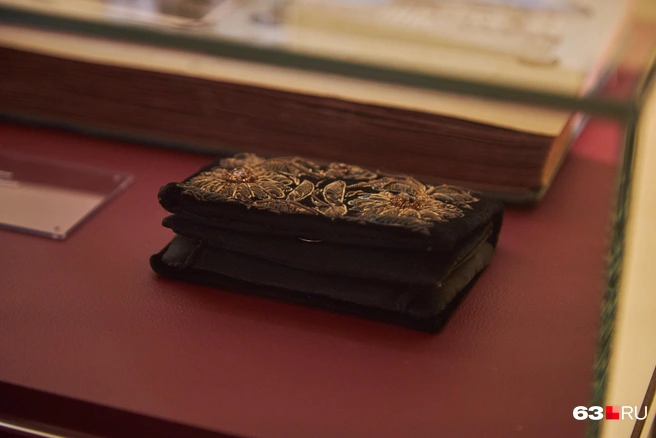 И театральная сумочка Эмилии Черновой | Источник: Роман Данилкин / 63.RU