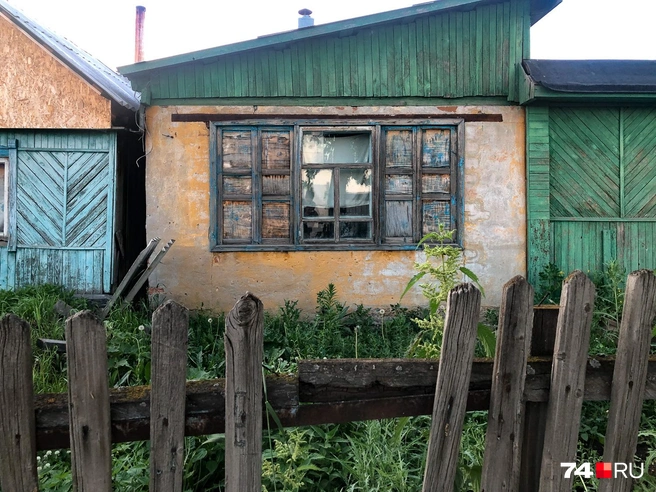 Некоторые дома, старея, сливаются с природой | Источник: Артем Краснов