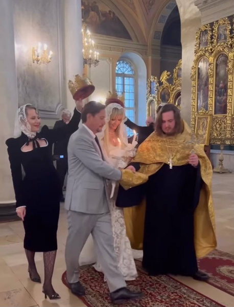 «Как ведьмы-близняшки!»: Собчак и Меткину раскритиковали за похоронные наряды на венчании