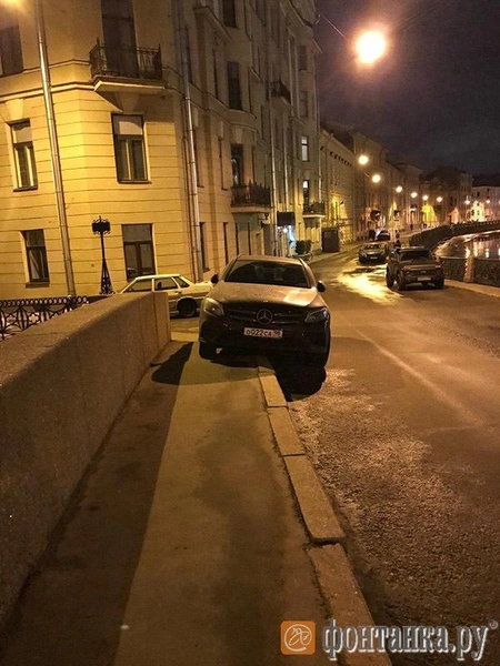 «Мерседес» Боярского снова примостился на тротуаре. В петербургской полиции рады видеть известного нарушителя в своём общественном совете (фото) | Источник: Читатель "Фонтанки"