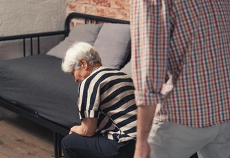 «Как наладить отношения с 78-летней мамой? Я устал отбиваться от токсичных замечаний»