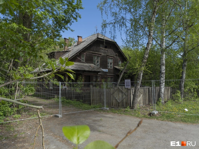 Здания-памятники спрятали за забором | Источник: Кирилл Кушнов / E1.RU