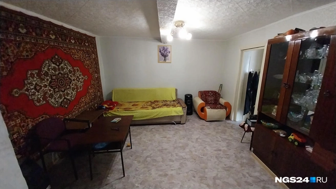 В 34-метровой квартире живут папа и мама с двумя малышами, но папу полгода назад забрали по мобилизации | Источник: Мария Антюшева / NGS24.RU