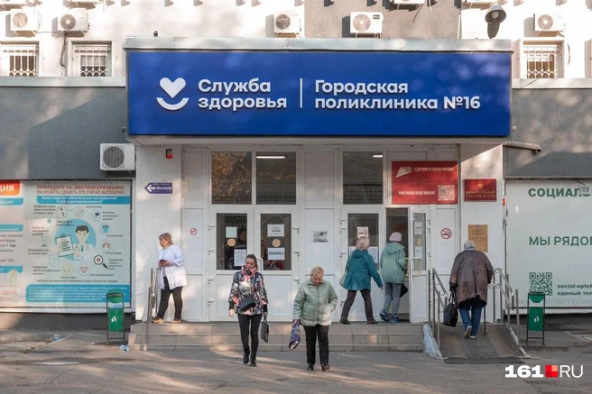 В поликлинике медик трудится вот уже 34 года подряд, и его любят и уважают все пациенты | Источник: Устархан Рустамов