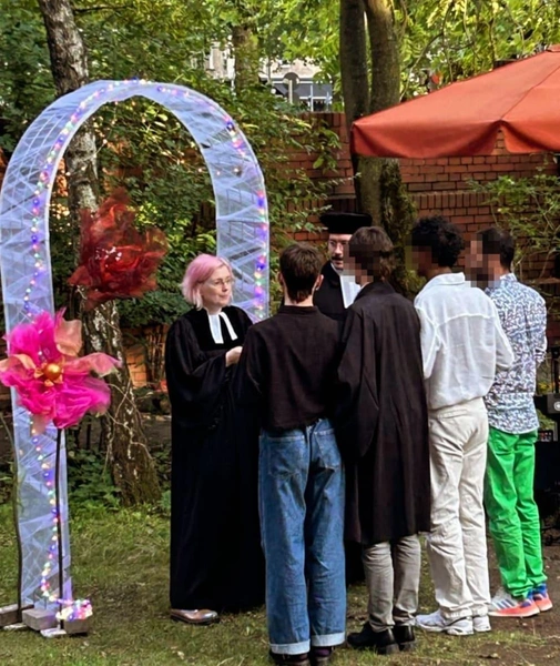 Первая «поли-свадьба», хейт и поддержка церкви: как пасторка обвенчала четырех мужчин в Германии | Источник: Instagram Лены Мюллер