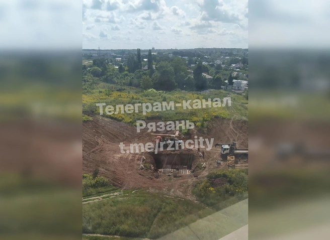 «Северная компания» вырыла котлован в 10 метрах от лавочек у дома и забыла его огородить | ya62.ru