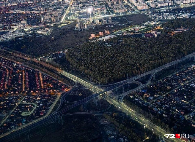 Видите много зелени рядом? Чтобы не трогать ее, пришлось изменить проект: изначально часть должны были вырубить | Источник: читатель 72.RU 