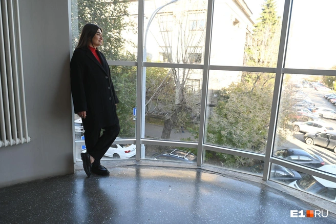 Пациенты часто нарушают личные границы, но онколог на них не злится. Хотя справляться с нагрузкой сложно | Источник: Дмитрий Емельянов / E1.RU