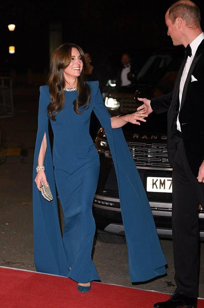 Плакал Голливуд: Кейт Миддлтон с новой прической и в платье-кейпе цвета кобальта