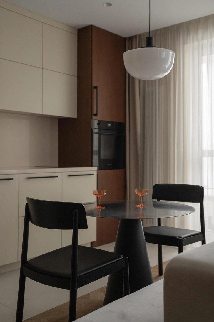 Стол, Moonlightroom. Стулья, Normann Copenhagen. Лампа, Menu AS. | Источник: Ксения Варавко. Стиль: Анна Куцко