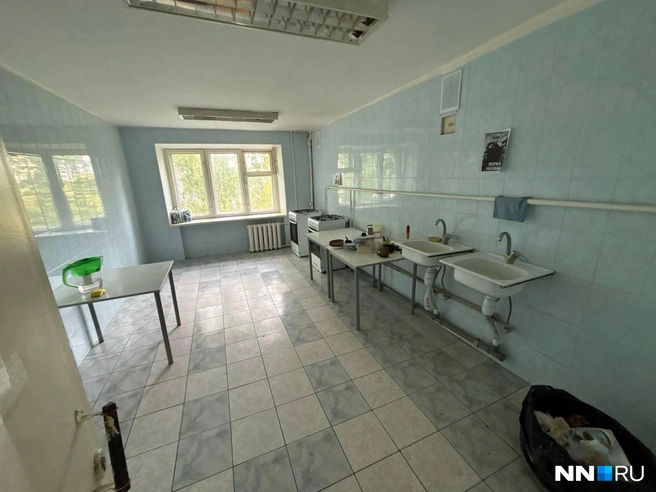 Наполнение кухни достаточно скудное, а у плит и раковин постоянно собираются очереди | Источник: героиня материала