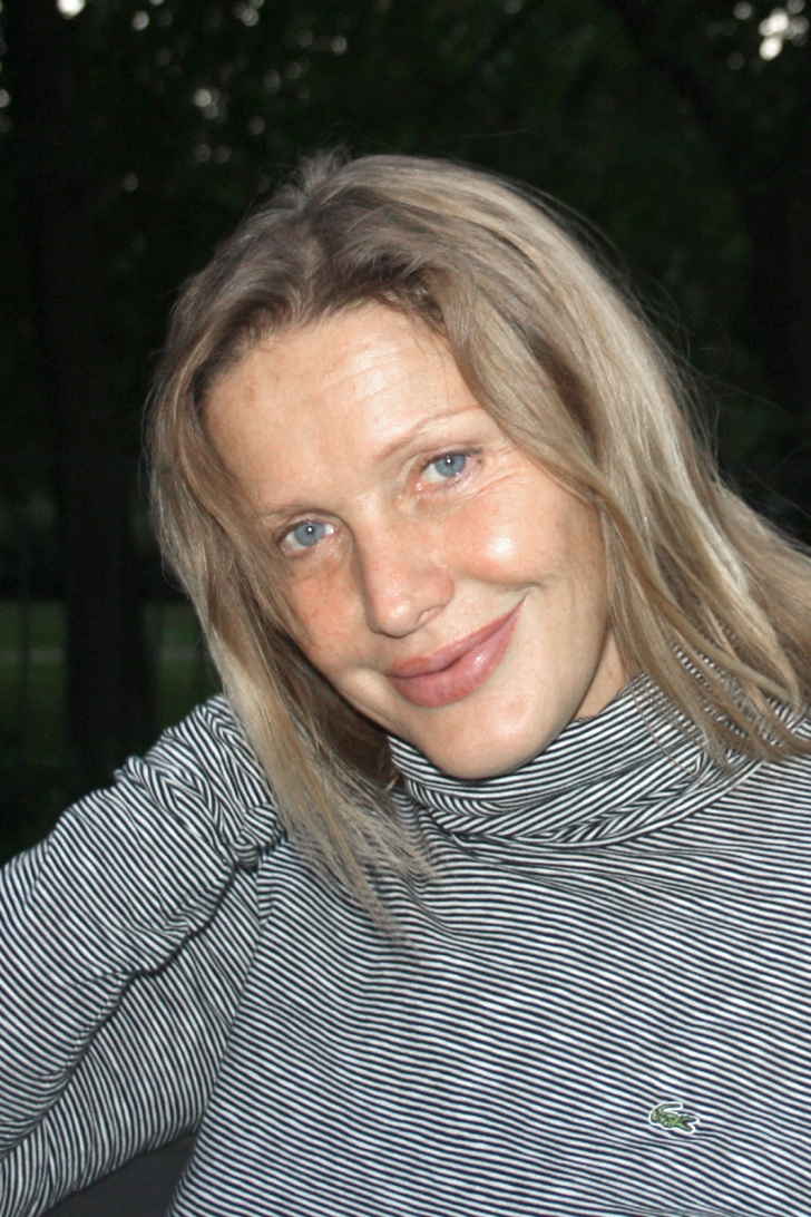Такая худенькая»: Елена Проклова артистично позирует с мундштуком по случаю67-летия