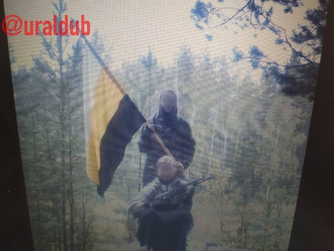 Дети позируют с оружием | Источник: uraldub / Telegram.org