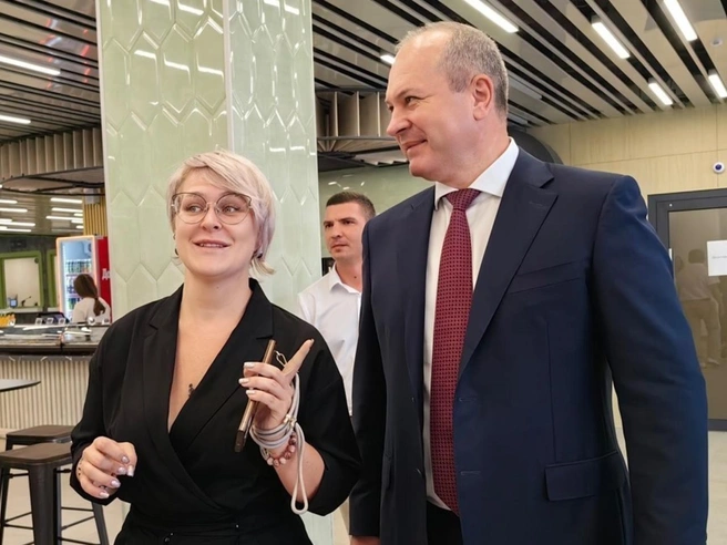 Алена Беликова, будучи главой Центрального вокзала, показывает свои «владения» Виталию Кушнареву, чье место займет через пять месяцев | Источник: Центробус / Telegram