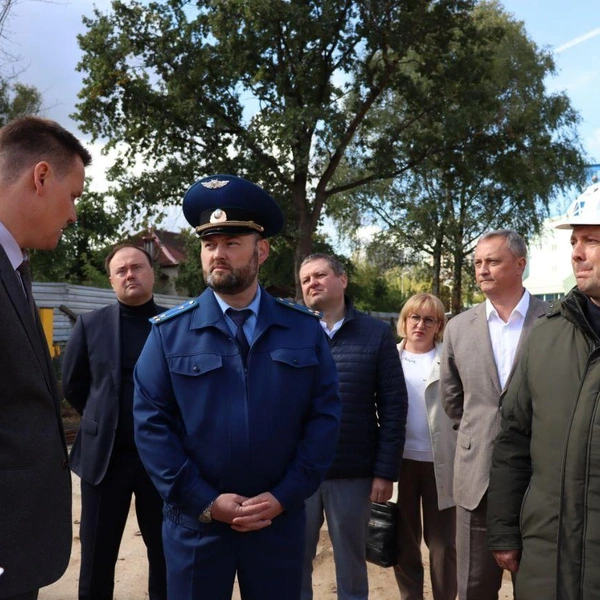В проверке хода строительства поликлиники принимали участие заместитель председателя правительства области Александр Баланцев, мэр Артем Молчанов, главный врач Клинической больницы № 2 Игорь Маклаков, представитель заказчика проекта&nbsp;— руководители ГКУ ЯО «Единая служба заказчика» и представитель подрядчика ООО&nbsp;«Алгоритм» | Источник: прокуратура Ярославской области / Telegram