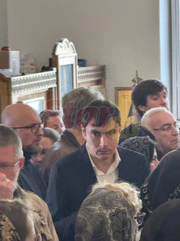 Сергей не сразу подошел к гробу — ему трудно осознать, что сына больше нет
