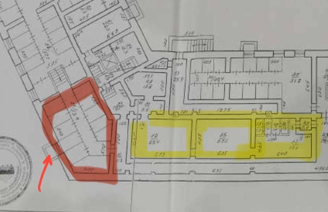 Вход с улицы (выделен стрелкой) в помещения председателя (выделены жёлтым) возможен только через общедомовой подвал (выделен красным) | Источник: Татьяна Капишникова