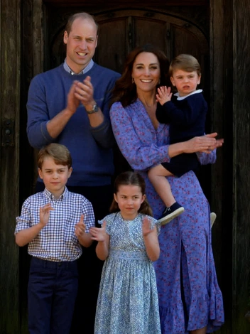 Кембриджские на пороге своего дома во время съемок BBC Big Night In, весна 2020