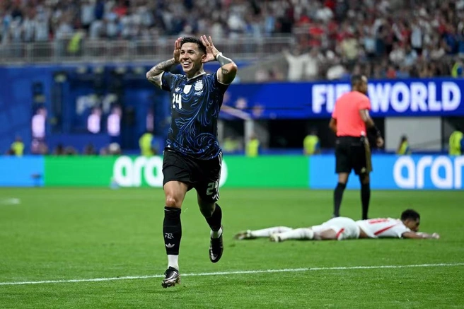 Энцо Фернандес сравнивает счет | Источник: Fifa.com