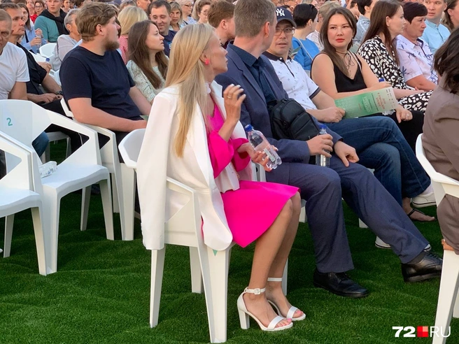 Длинноволосая блондинка весь вечер была в центре внимания. Лаконичное платье цвета фуксии ей невероятно идет, посмотрите | Источник: Полина Перепелица / 72.RU