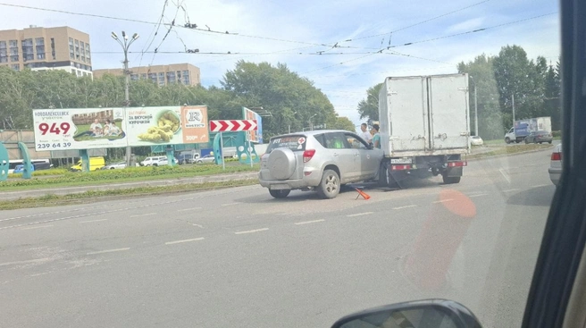 Автомобиль врезался в грузовик на кольце  | Источник: Городской житель / 2ГИС