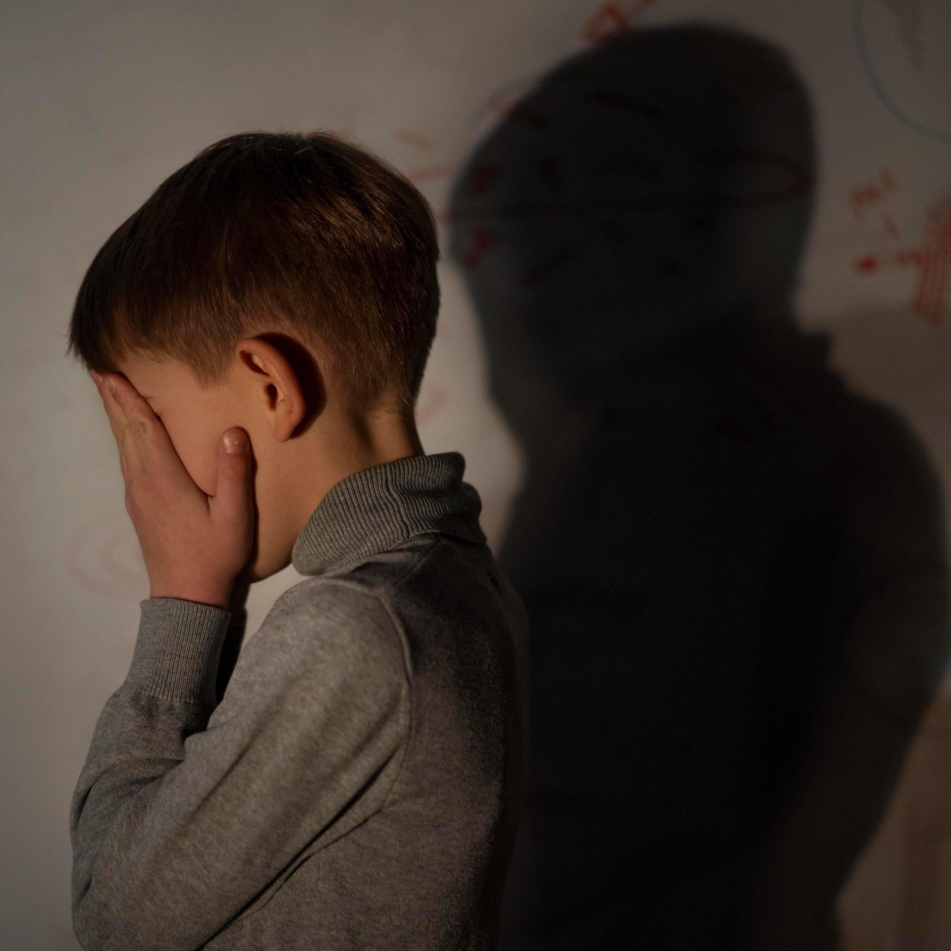 «Мне не нужен он. У меня есть двое нормальных детей»: в Железногорске 10-летний мальчик скитается по подъездам
