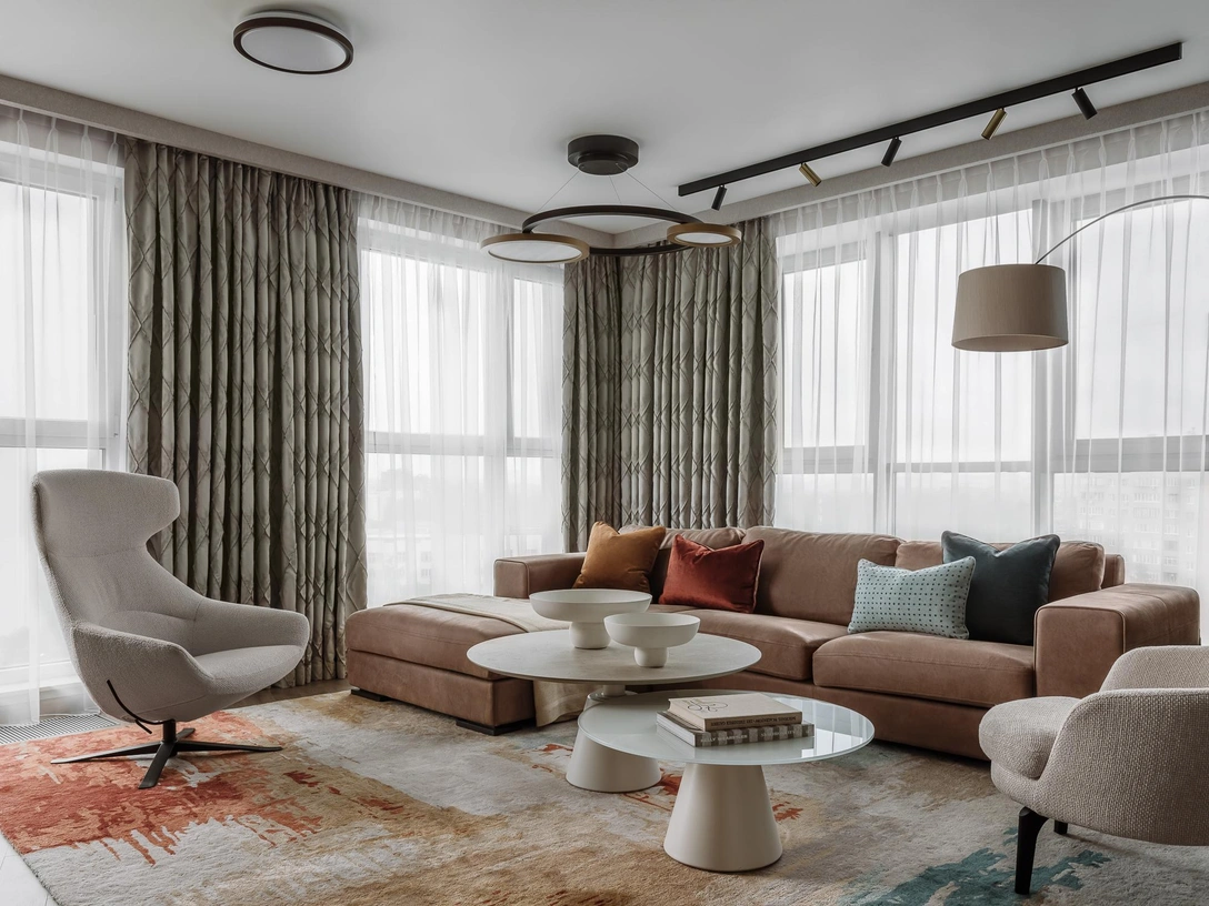 Кресло и столики, BoConcept. Декоративные подушки пледы, Enere.it. Ковер, Dovlet House. Люстра, Contardi. | Источник: Ольга Шангина-Лестерлен. Стиль: Яна Яхина