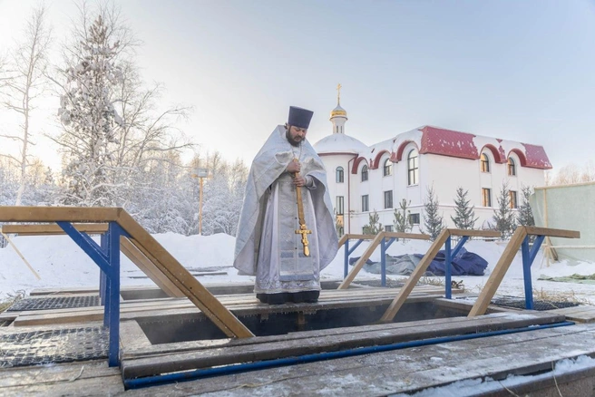В Сургуте оборудованы шесть купелей: в соборе Преображения Господня, храмах в честь великомученика Георгия Победоносца, Святого Николая Чудотворца, иконы Божией Матери «Всех скорбящих Радость», святителя Луки, а также на озере Карьерном | Источник: «Максим Слепов» / T.me