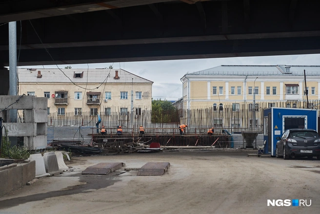 Судя по фотографиям, рабочих в видимой части стройки немного. Как сообщал директор группы «ВИС», сейчас на объекте трудятся 360 человек | Источник: Александр Ощепков / NGS.RU