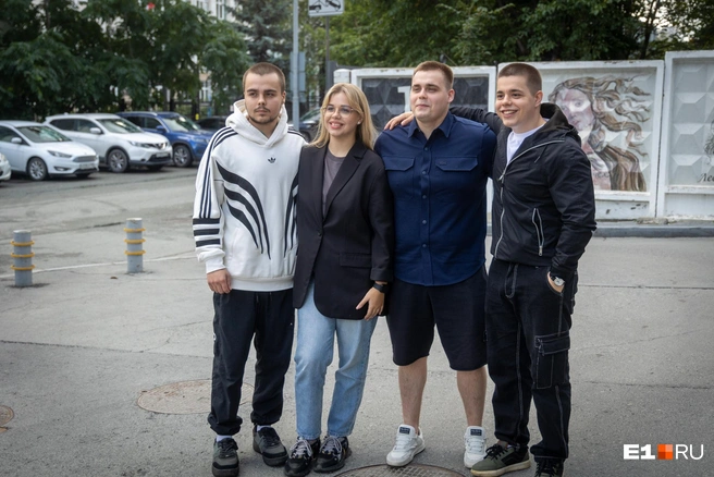 Хоть Дима (крайний справа) и рос не вместе с сестрой и братьями, у них много общего | Источник: Владислав Лоншаков / E1.RU