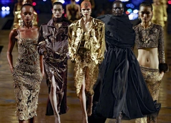 Все золото Saint Laurent и ключи от Дома: каким получилось последнее шоу Энтони Ваккарелло