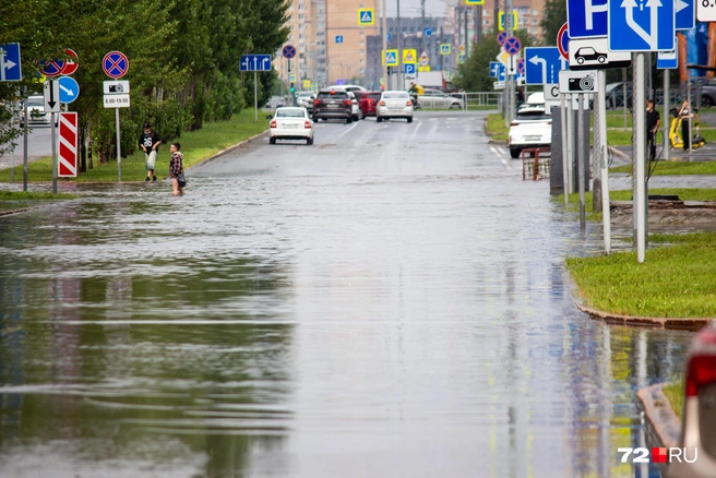Подобные пейзажи в городе стали частным явлением из-за стабильной дождливой погоды  | Источник: Павел Красоткин / 72.RU